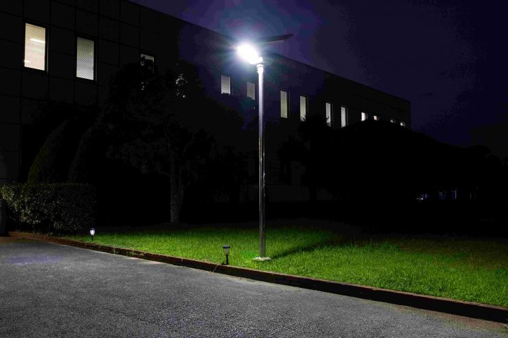 駐車場の街灯 低価格 LEDソーラー外灯ペガサス